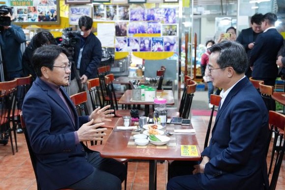 강기정 광주광역시장과 김동연 경기도지가 14일 오전 서구 양동시장 하나분식에서 조찬회동을 하고 있다. ⓒ 광주광역시