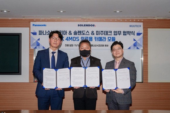 (좌측부터) 이선호 솔렌도스 대표, 쿠라마타카시 파나소닉코리아 대표, 신형호 미주테크 이사가 업무협약을 맺고 기념촬영을 하고 있다. ⓒ 솔고바이오
