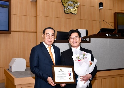 김영규 의장(왼쪽)이 강현태 여수시의원에게 '지방의정봉사상'을 수여하고 있다. ⓒ 여수시의회