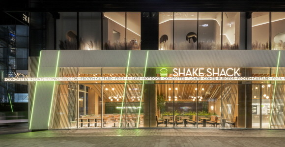 SPC가 운영하는 파인 캐주얼 브랜드 쉐이크쉑이 2호점인 '청담점'을 리뉴얼 개점했다. © SPC