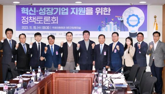 금융투자협회가 개최한 '혁신·성장기업 지원을 위한 정책토론회'에서 (왼쪽 네 번째부터)임병훈 이노비즈협회 회장, 김종민 민주당 의원, 박재호 민주당 국회의원, 서유석 한국금융투자협회 회장이 참석해 기념촬영을 하고 있다. ⓒ 금융투자협회