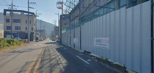 건축 공사장 외부 칸막이가 인도까지 점용해 주민들이 교통사고 등 불편을 겪고 있다 ⓒ 프라임경제
