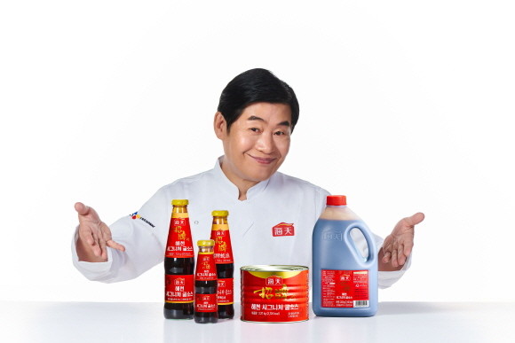 CJ프레시웨이가 중식 전문가 이연복 셰프와 함께 중국 최대 조미료 전문기업 해천미업의 '해천 시그니처 굴소스' 홍보에 나선다. © CJ프레시웨이