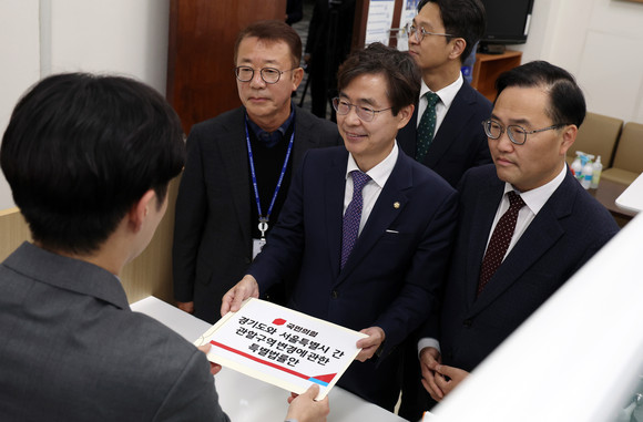 조경태 국민의힘 뉴시티프로젝트 특별위원장이 16일 오후 국회 의안과에서 경기도와 서울특별시간 관할구역 변경에 관한 특별법률안을 접수하고 있다. ⓒ 연합뉴스