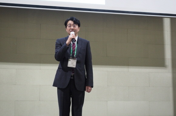 지난 16일 한국자동차공학회 신임회장으로 선임된 전병욱 현대자동차 연구위원이 취임 인사말을 전하고 있다. ⓒ 한국자동차공학회