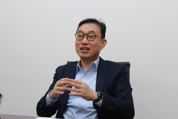 'OVM-200'은 몸속에 들어와 암세포를 제거하는 치료용 백신이다. 사진은 한성준 DXVX CTO 및 에빅스젠 대표이사. © DXVX
