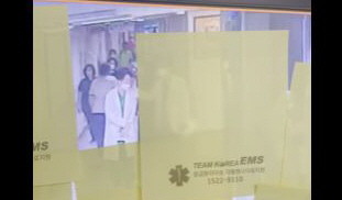 온라인 커뮤니티에 올라온 '조선대 신경외과 A교수 전공의 폭행' 장면. © 연합뉴스