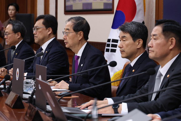 한덕수 국무총리가 22일 서울 종로구 정부서울청사에서 열린 임시국무회의를 주재하고 있다. ⓒ 연합뉴스