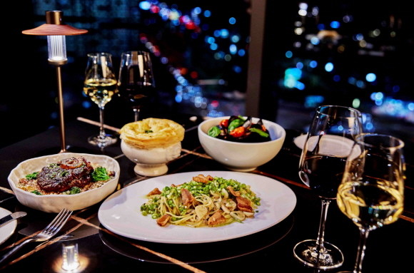 더블트리 바이 힐튼 서울 판교의 루프탑 바 & 레스토랑 닉스가 연말을 특별하게 보낼 수 있는 '닉스 시그니처 코스 메뉴'를 선보인다. © 더블트리 바이 힐튼 서울 판교