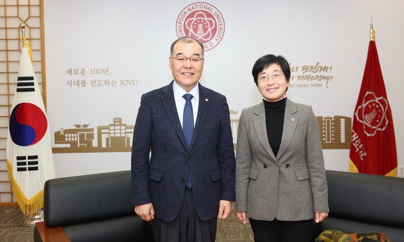 홍원화 경북대 총장과기념촬영을 하고 있는 이순열 의장. ⓒ 의회사무국