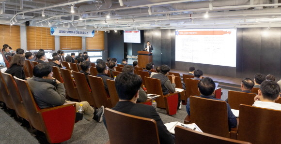지난 21일 서울 구로구 지타워 코웨이 본사에서 열린 '코웨이 협력사 납품대금 연동제 로드쇼'에서 코웨이와 협력사 관계자들이 납품대금 연동확산 지원TF 한재선 팀장으로부터 관련 제도에 대해 설명 듣고 있다. © 코웨이