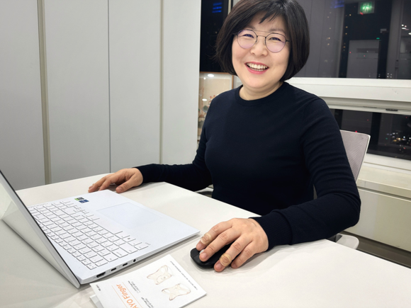 서안나 시안솔루션 대표는 손가락이 매우 아픈 날은 약지에 '차요 핑거'를 끼고 마우스를 사용한다. © 시안솔루션