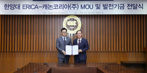 왼쪽부터 이기정 한양대학교 총장, 박정우 캐논코리아 대표이사. ⓒ 캐논코리아