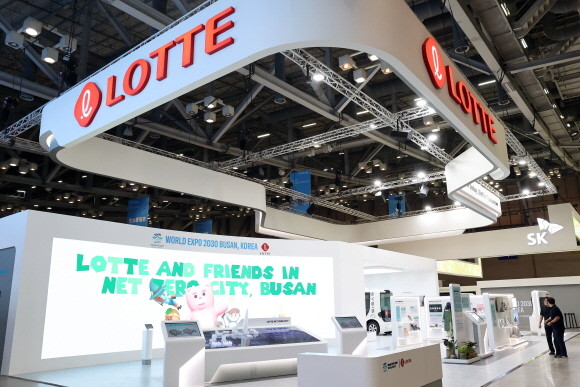 롯데지주는 5월25일부터 27일까지 부산 벡스코에서 열린 '제1회 기후산업국제박람회'에서 그룹의 탄소중립 역량을 보여주는 '롯데그룹관'을 운영했다. © 롯데지주