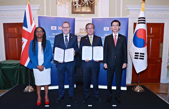 KAI-MBDA이 전략적 협력관계 구축을 위한 업무협약을 체결하고 있다. ⓒ 한국항공우주산업