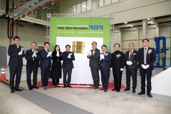 강기정 광주광역시장이 24일 오후 빛그린산단에서 열린 '친환경 자동차 부품 인증센터 개관식'에 참석해 현판식을 한 후 기념촬영을 하고 있다. ⓒ 광주광역시