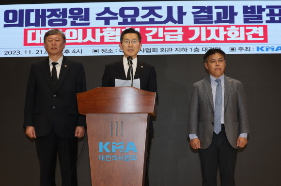 지난 21일 오후 서울 용산구 대한의사협회회관에서 열린 정부 발표에 대한 대한의사협회 기자회견에서 이필수 의협 회장이 발언을 하고 있다. © 연합뉴스