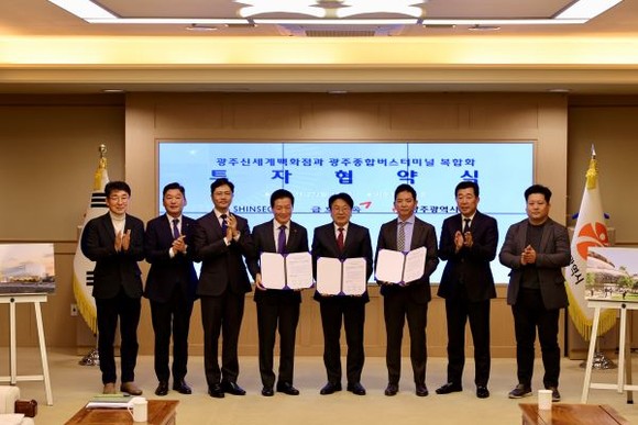 광주신세계와 광주시, 금호고속은 27일 오전 광주광역시청에서 새로운 랜드마크 백화점 개발을 위한 양해각서(MOU)를 체결했다. ⓒ 광주신세계