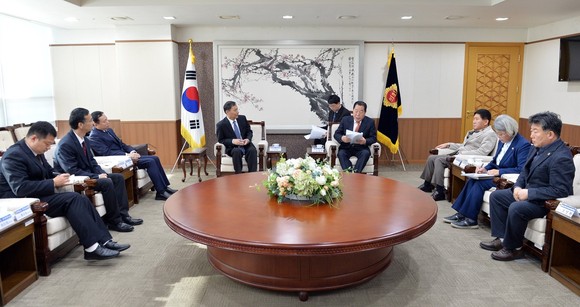 28일 중국 후베이성 인민대표대회 방문단과 충남도의회 국제회견장에서 교류협력 추진을 위한 환담을 나누고 있다. ⓒ 의회사무국