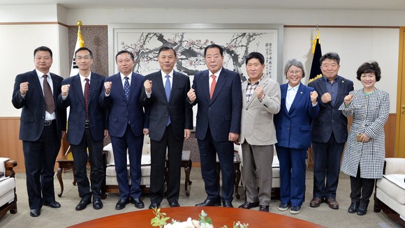 28일 중국 후베이성 인민대표대회 방문단과 충남도의회 국제회견장에서 교류협력 추진을 위한 환담 후 기념촬영을 하고 있다. ⓒ 의회사무국