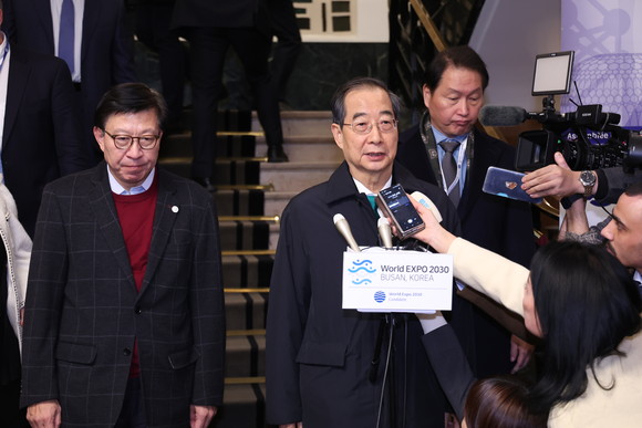 한덕수 국무총리가 28일 오후(현지시간) 프랑스 파리에서 열린 '제173차 국제박람회기구(BIE) 총회'에서 2030년 세계박람회 개최지 선정 투표 결과 부산이 탈락한 뒤 기자회견을 하고 있다. ⓒ 연합뉴스