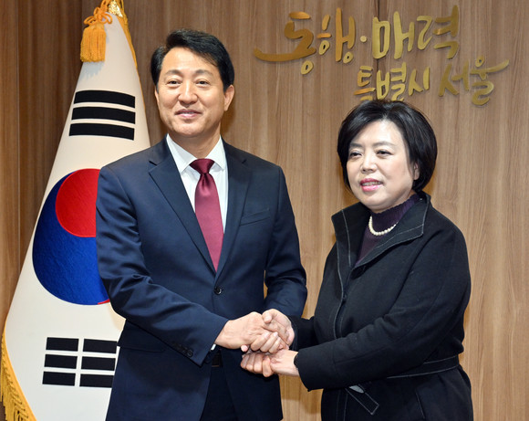 오세훈 서울시장이 29일 서울시청 집무실에서 신계용 과천시장과 만나 '서울 편입'에 대한 입장 청취했다. ⓒ 연합뉴스