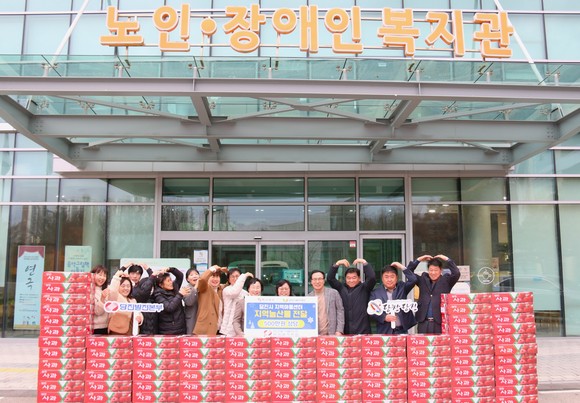 지난 28일 당진시 복지재단에 500만원 상당의 사과를 전달 기탁 후 기념촬영을 하고 있다. ⓒ 당진발전본부