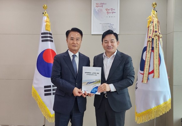 박동식 시장이 원희룡 장관에게 남부내륙철도 책자를 전달하고 있다. ⓒ 사천시