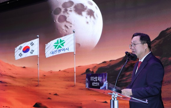이장우 대전시장이 29일 대전 e스포츠경기장에서 명실상부 우주기술혁신의 글로벌리더로 거듭나기 위한 청사진을 담은 비전선포식을 개최하고 있다. ⓒ 대전시