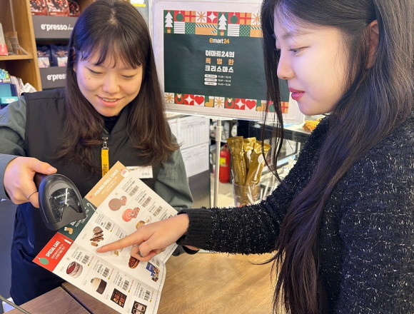 이마트24는 크리스마스와 연말 모임을 즐기는 고객을 위해 호텔 케이크/디저트부터 와인, 밀키트까지 가까운 편의점에서 한 번에 구입할 수 있도록 관련 상품을 다양하게 준비했다. © 이마트24