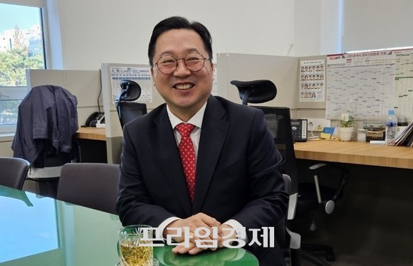 이장우 시장이 중구 부구청장 인사발령을 예고하며 기자들과 이야기를 나누고 있다. ⓒ 프라임경제