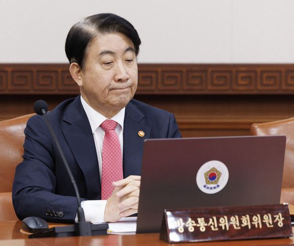 이동관 방송통신위원회 위원장이 '노란봉투법'과 방송3법에 대한 재의요구안 등을 처리하기 위해 1일 오전 서울 종로구 정부서울청사에서 열린 임시 국무회의에 참석해 한덕수 국무총리의 국회 탄핵안 발의 관련 발언을 굳은 표정으로 듣고 있다. ⓒ 연합뉴스