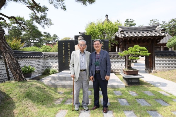 이종환 회장과 오태완 군수가 함께하고 있다. ⓒ 의령군