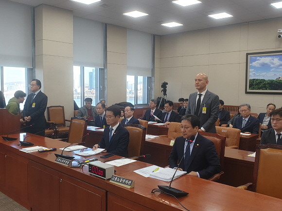 1일 국회 환경노동위원회 전체회의에서 허영인 SPC그룹 회장(사진 왼쪽)과 이해욱 DL 회장이 증인선서를 하고 있다. = 선우영 기자