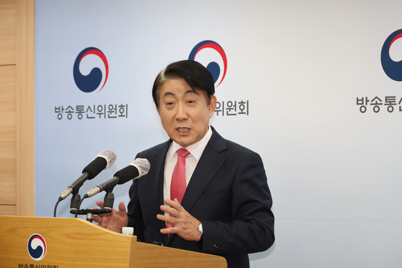 국회의 탄핵안 처리를 앞두고 사퇴한 이동관 방송통신위원장이 1일 오후 정부과천청사 내 방송통신위원회에서 사퇴 기자회견을 하고 있다. ⓒ 연합뉴스