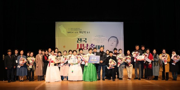 지난달 30일 태안문화예술회관에서 '태안의 시인 채광석 추모 전국 시낭송 대회'를 개최 후 단체 관계자들이 기념촬영을 하고 있다. ⓒ 태안군