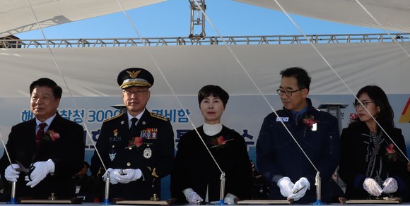 1일 김종욱 해양경찰청장 및 관계자 등 경남 고성 소재의 SK오션플랜트에서 열린 3000톤급 경비함 2척 통합 진수식에서 커팅식을 개최하고 있다. ⓒ 해양경찰청