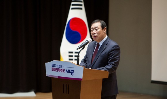 최민호 시장이 4일 시청 여민실에서 열린 12월 직원소통의 날 참석해 어려울 때일수록 새롭고 창의적인 일을 선도해 나가자'고 마음가짐을 새로이 할 때라고 강조했다. ⓒ 세종시