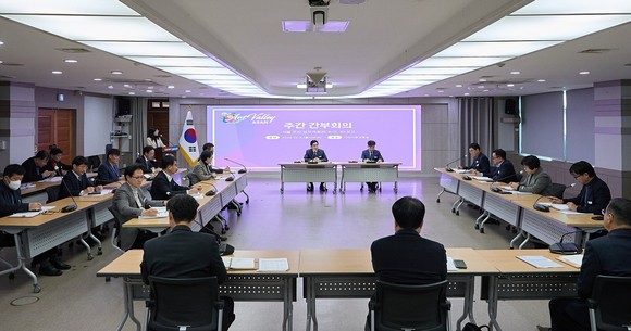 4일 시청 상황실에서 열린 주간 간부회의 모습. ⓒ 아산시