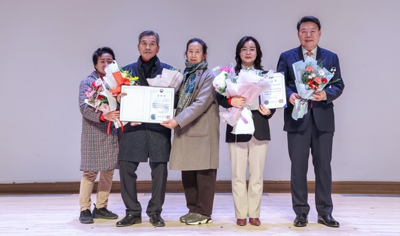 박창규 노인회 회장은 지난 1일 노인 자원봉사 활성화 분야에 공로를 인정받아 보건복지부 장관상을 수상 후 기념촬영을 하고 있다. ⓒ 당진시
