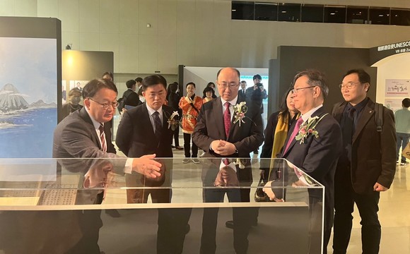 김기영 행정부지사(가운데)가 충남 문화유산 특별전 개막식에 참석해 전시관을 둘러보고 있다. ⓒ 충남도
