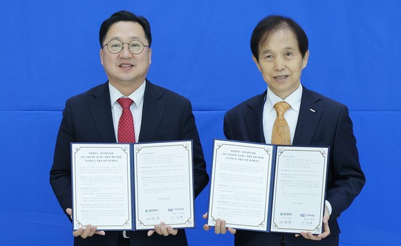 4일 한국과학기술원(KAIST)에서 KAIST 컨소시엄과 '미래 모빌리티를 선도하는 개방형 통합 플랫폼 연구개발 및 적용을 위한 업무협약'을 체결 후 기념촬영을 하고 있다. ⓒ 대전시