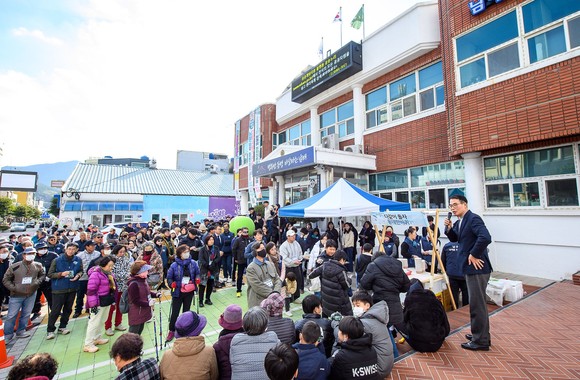 남해읍 주민자치회가 다같이 돌자 동네 한바퀴를 개최하고 있다. ⓒ 남해군