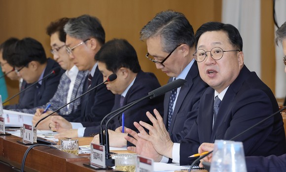 5일 이장우 대전시장이 12월 확대간부회의에서 "도시철도 2호선 관련, 시민 불편 최소화 대책 마련하라"고 지시하고 있다. ⓒ 대전시