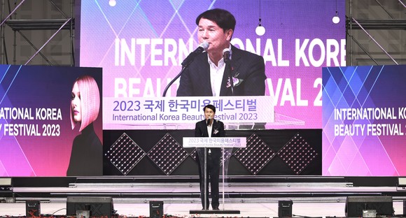 이상래 의장은 5일 대전컨벤션센터에서 개최된 2023 국제한국미용페스티벌 개막식에 참석해 축사를 하고 있다. ⓒ 의회사무국