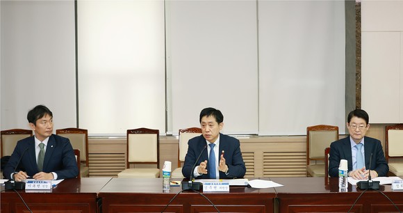 (왼쪽부터) 이복현 금감원장, 김주현 금융위원장, 정희수 생명보험협회장. ⓒ 금융위원회
