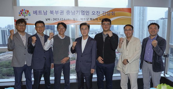 김태흠 충남도지사는 6일 하노이에서 베트남 북부권 진출 도내 기업인과 간담회 후 기념촬영을 하고 있다. ⓒ 충남도