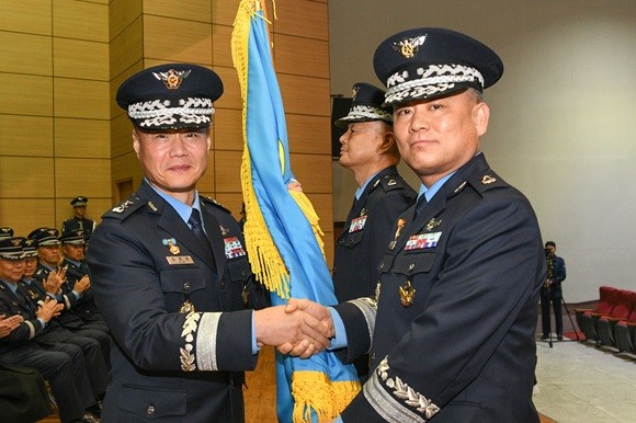 (좌) 김준호 공중전투사령관, (중) 이태규 제 52대 공군1전비단장, (우) 변성은 제 53대 공군1전비단장. ⓒ프라임경제