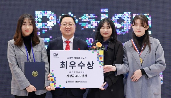 지난 6일 대전디자인진흥원 1층 대강당에서 열린 '2023 대전디자인페스타' 수상 후 기념촬영을 하고 있다. ⓒ 대전시