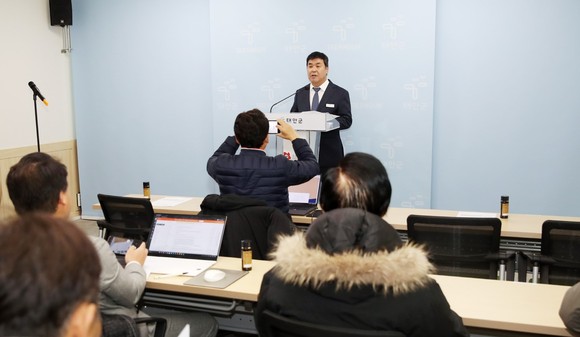 지난 6일 군청 브리핑실에서 정례브리핑 중인 조수현 태안군보건의료원장. ⓒ 태안군